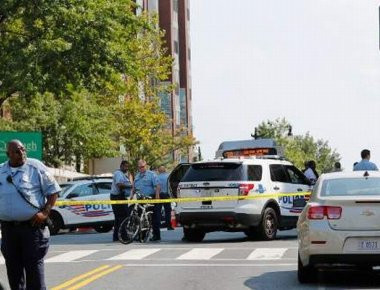 Σκηνές βγαλμένες από ταινία: Πυροβολισμοί σε αντιπροσωπεία αυτοκινήτων- Τρεις οι νεκροί (βίντεο)